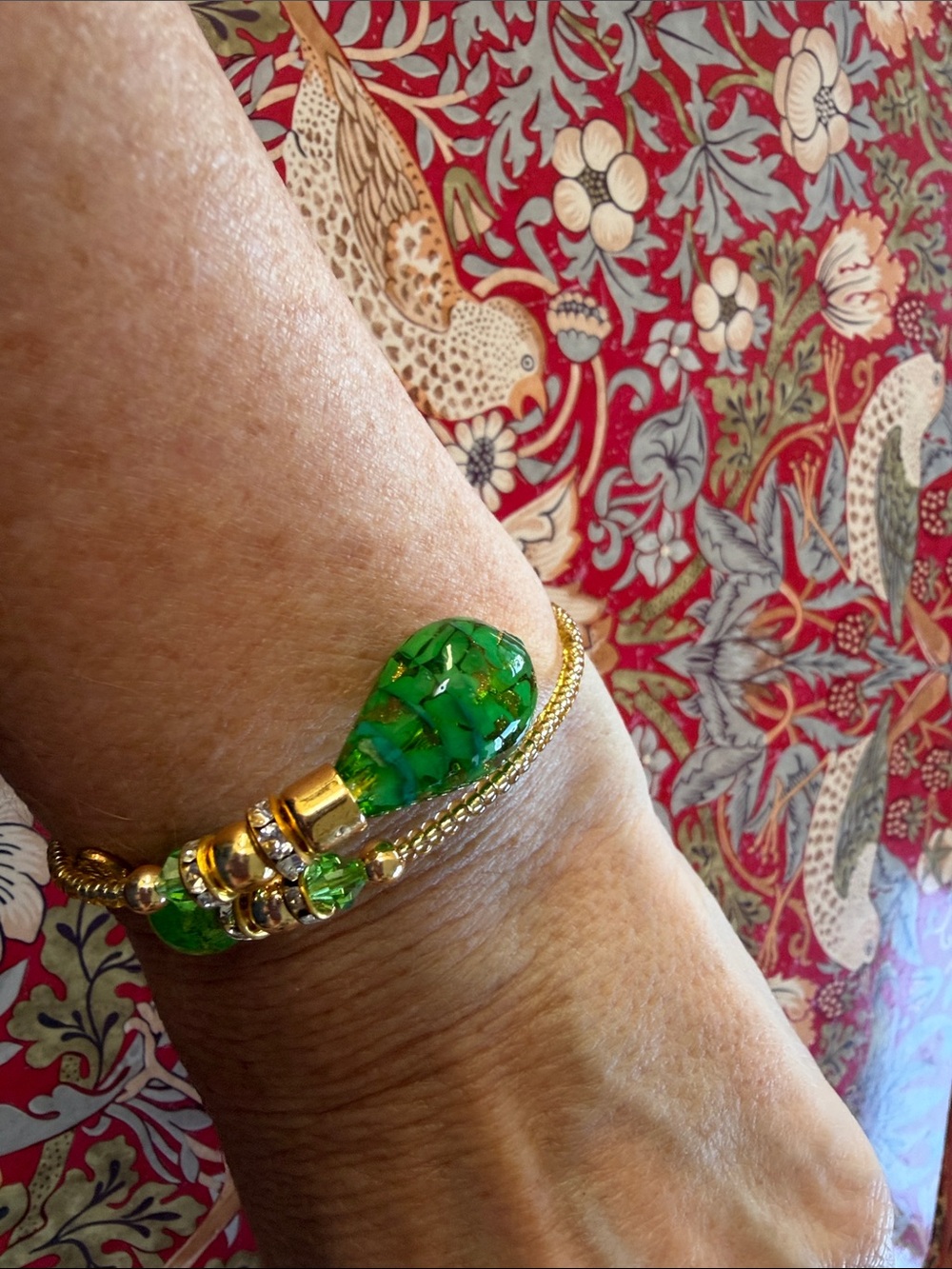 Lovely green and gold tone stretch bracelet. Brand new!